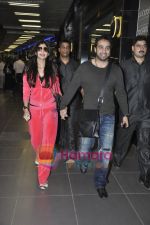 Shilpa Shetty & Raj Kundra return after 1st wedding anniversary in Bangkok in Mumbai Airport on 30th Nov 2010 (2).JPG